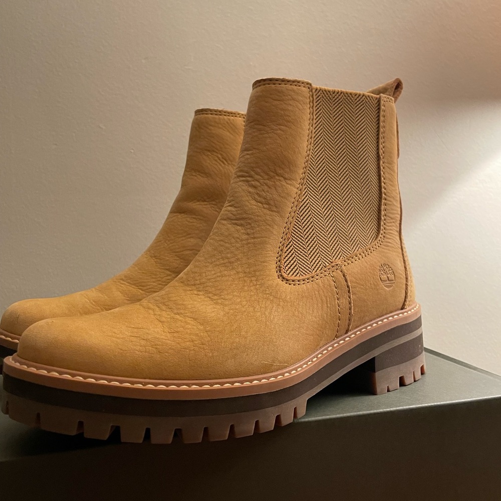 Timberland woman’s Chealsea Boot. Size 8. NEW!!